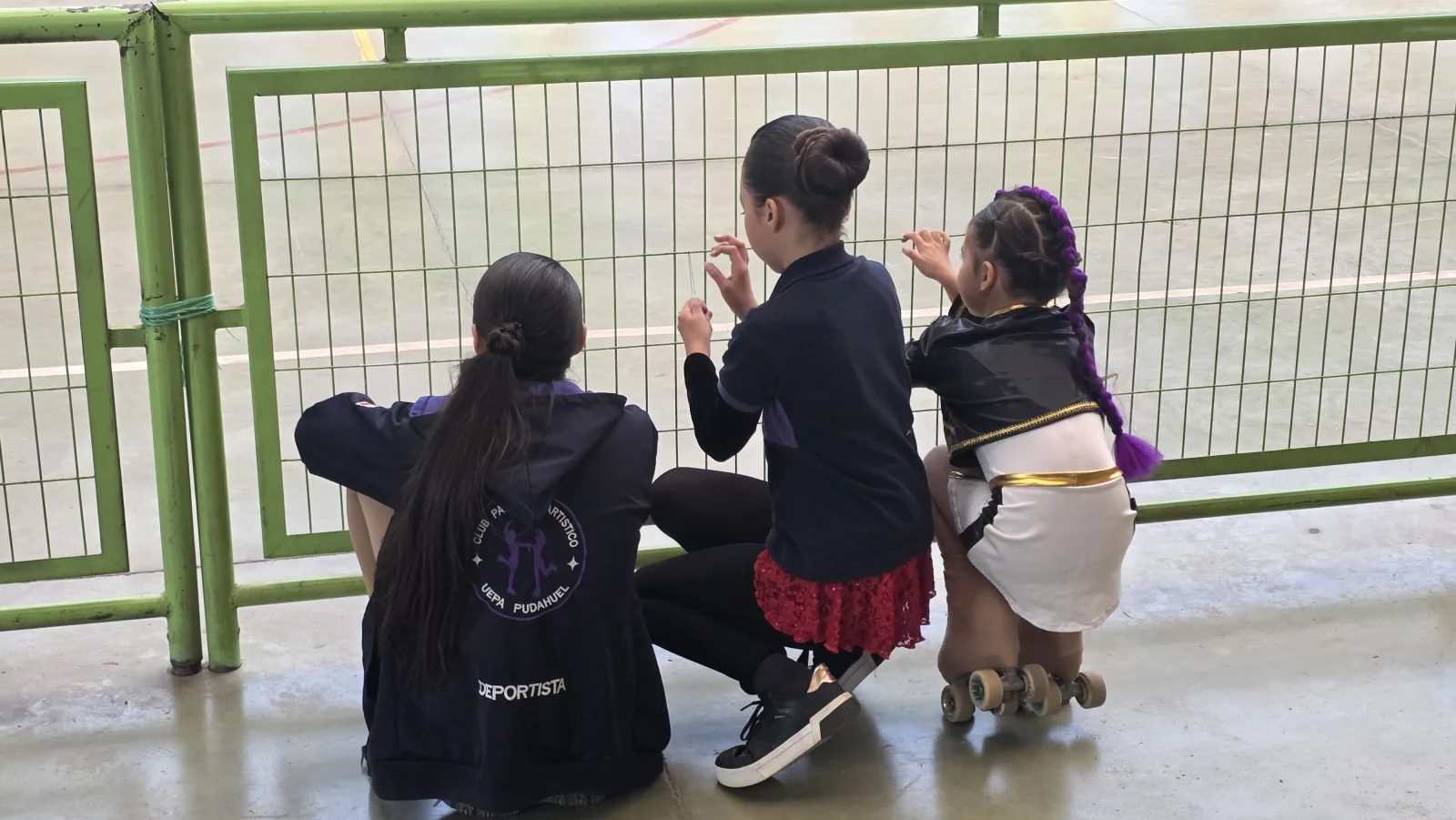 Alentando a sus compañeras